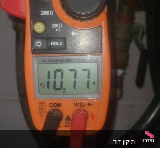 מד אמפר כתום עם תצוגה דיגיטלית